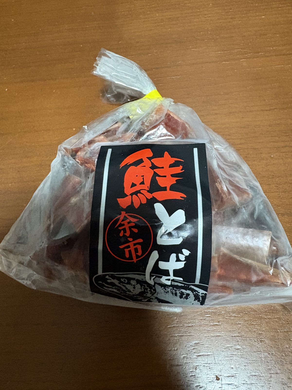 渡辺商店の鮭とばのパッケージ。鮭とば余市と書かれている