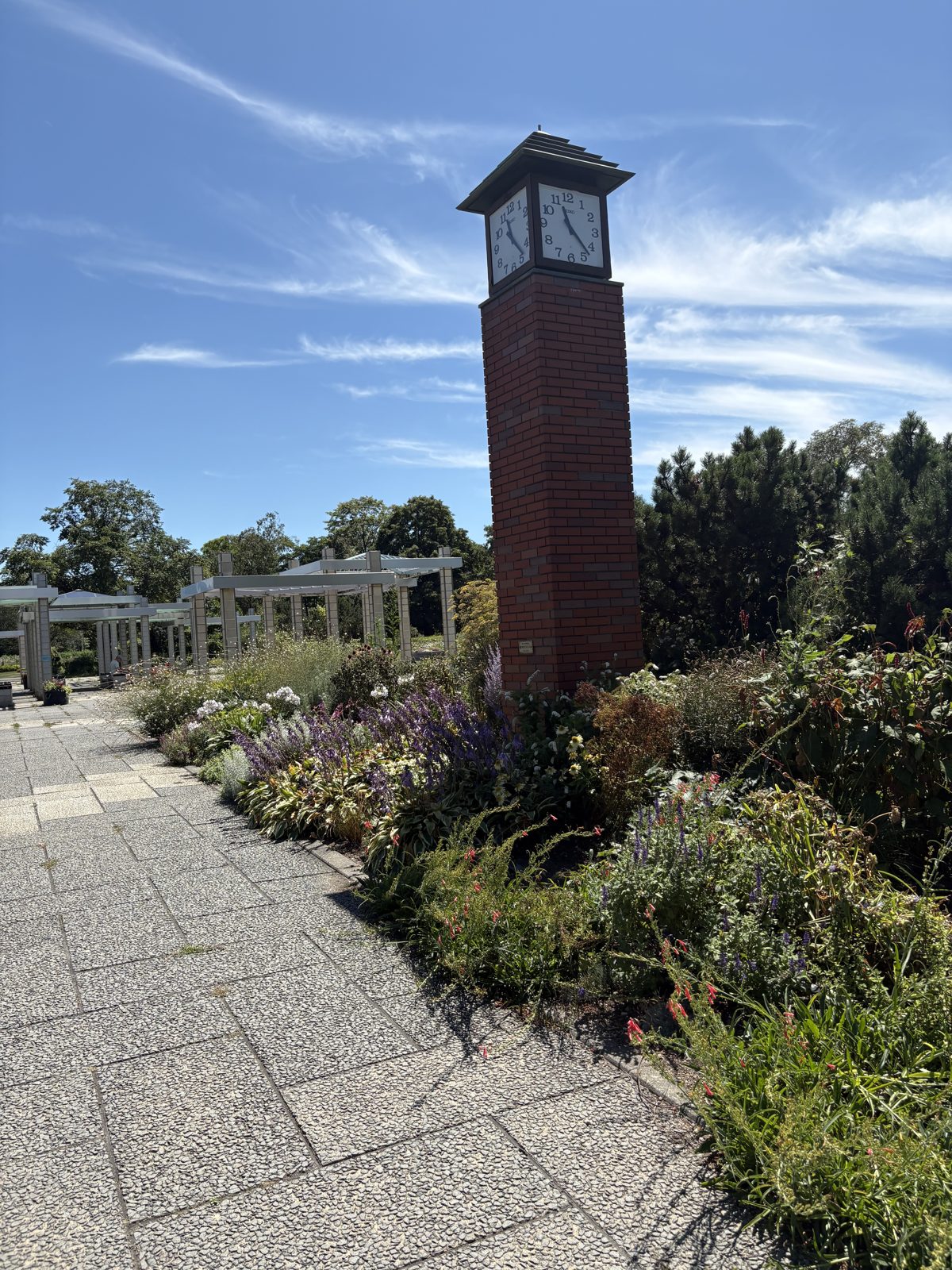 百合が原公園の時計塔と花壇