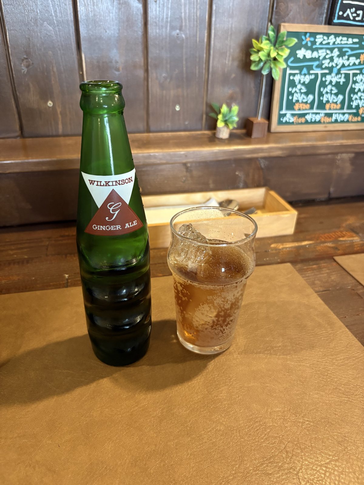 瓶のジンジャーエールとグラス