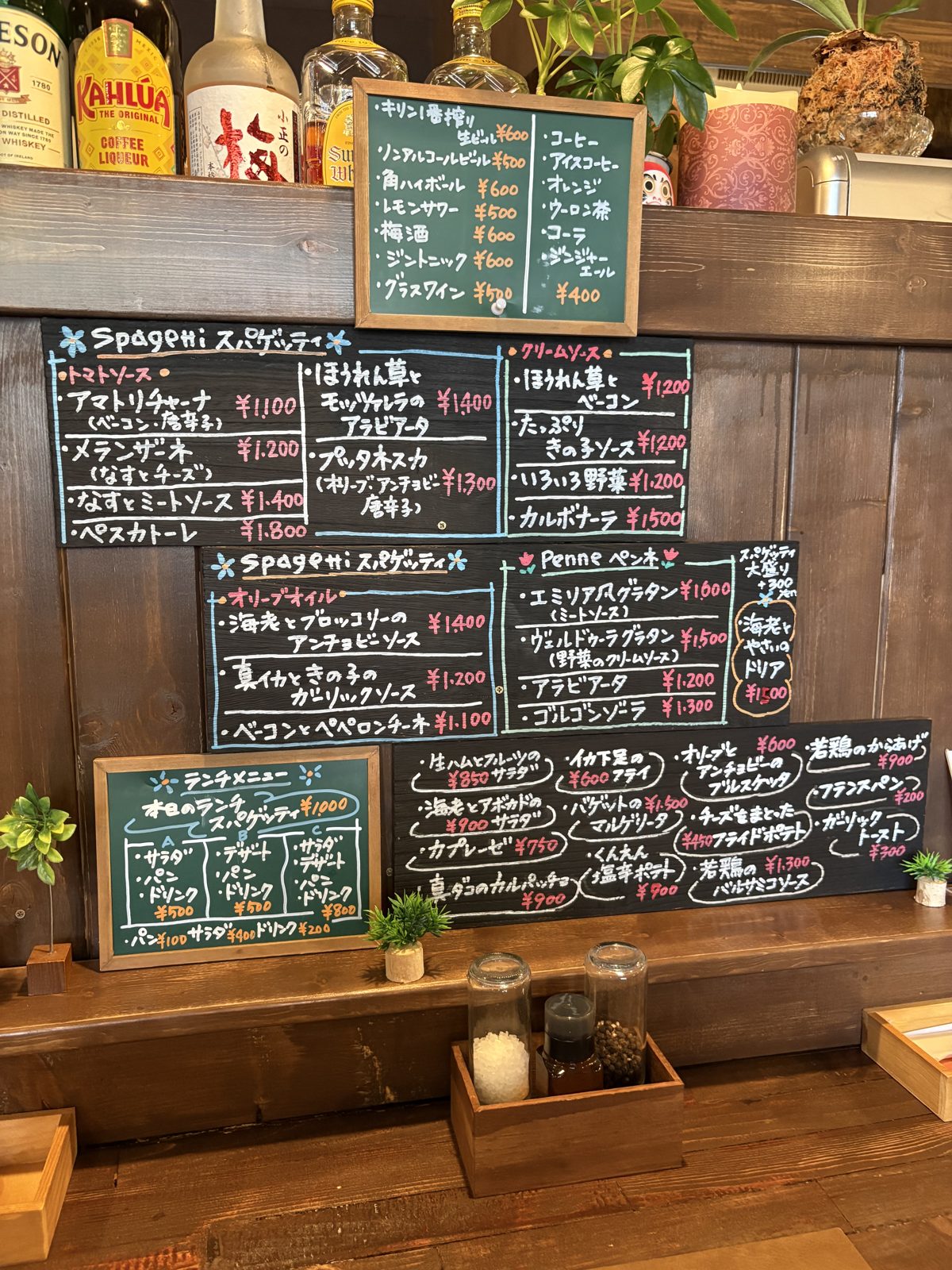 壁いっぱいに書かれた黒板メニュー